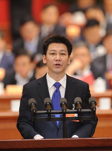 3月8日，全國(guó)政協(xié)十二屆一次會(huì)議在北京人民大會(huì)堂舉行第三次全體會(huì)議。這是賀軍科委員代表共青團(tuán)中央全國(guó)青聯(lián)作《高度重視社會(huì)教育 促進(jìn)青少年健康全面成長(zhǎng)》的發(fā)言。新華社記者 張鐸 攝