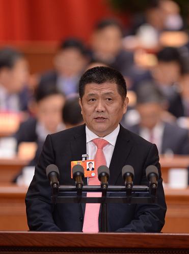 3月8日，全國(guó)政協(xié)十二屆一次會(huì)議在北京人民大會(huì)堂舉行第三次全體會(huì)議。這是周新生委員作《盡量讓國(guó)人不求人少求人》的發(fā)言。新華社記者 王曄 攝