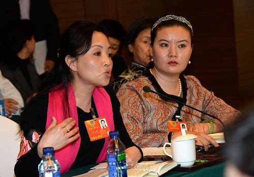 3月8日，全國政協(xié)委員孫丹萍（左）就老少邊窮地區(qū)年輕媽媽們的教育問題發(fā)言。新華社記者 何俊昌 攝