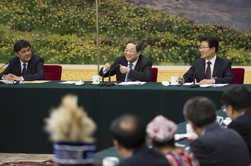 3月9日，中共中央政治局常委、全國(guó)政協(xié)十二屆一次會(huì)議主席團(tuán)會(huì)議主持人俞正聲參加十二屆全國(guó)人大一次會(huì)議新疆代表團(tuán)的審議。新華社記者 黃敬文 攝