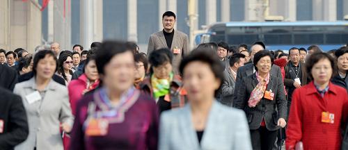 3月11日，全國政協(xié)十二屆一次會(huì)議在北京人民大會(huì)堂舉行第四次全體會(huì)議，選舉十二屆全國政協(xié)主席、副主席、秘書長和常務(wù)委員。這是全國政協(xié)委員走向會(huì)場。新華社記者 郭晨 攝