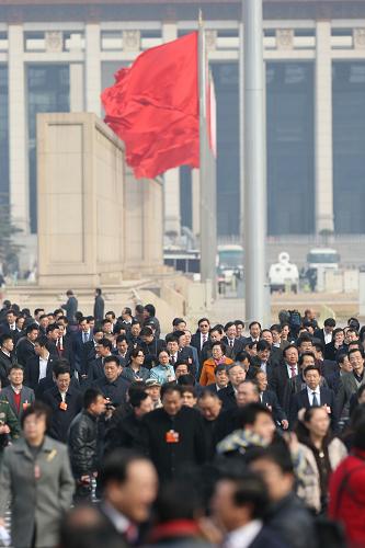 3月11日，全國政協(xié)十二屆一次會議在北京人民大會堂舉行第四次全體會議，選舉產(chǎn)生政協(xié)第十二屆全國委員會主席、副主席、秘書長和常務(wù)委員。這是委員們抵達(dá)天安門廣場。 新華社記者 王申 攝