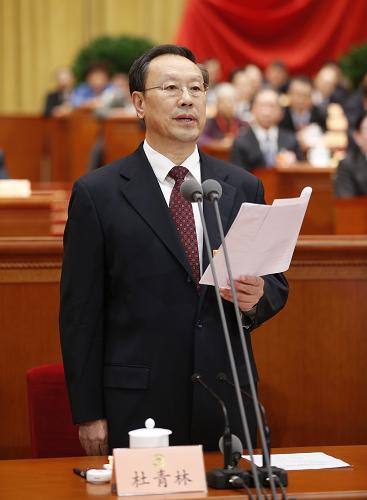 3月11日，全國政協(xié)十二屆一次會議在北京人民大會堂舉行第四次全體會議，選舉產(chǎn)生政協(xié)第十二屆全國委員會主席、副主席、秘書長和常務(wù)委員。這是杜青林在主持會議。 新華社記者 鞠鵬 攝