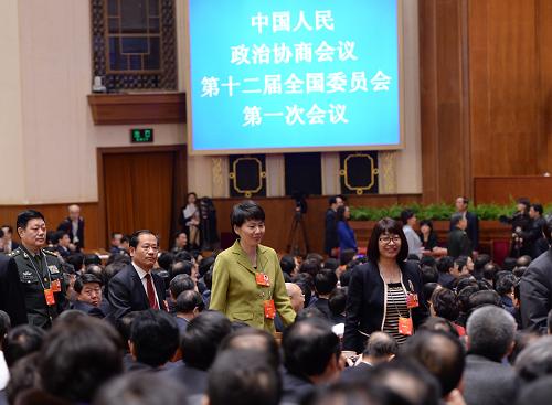 這是監(jiān)票人走向票箱。 新華社記者 王曄 攝