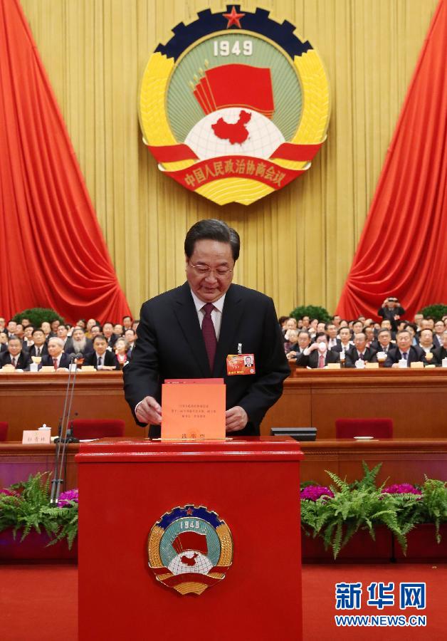 3月11日，全國政協(xié)十二屆一次會議在北京人民大會堂舉行第四次全體會議，選舉產(chǎn)生政協(xié)第十二屆全國委員會主席、副主席、秘書長和常務(wù)委員。這是俞正聲在投票。新華社記者 劉衛(wèi)兵 攝 