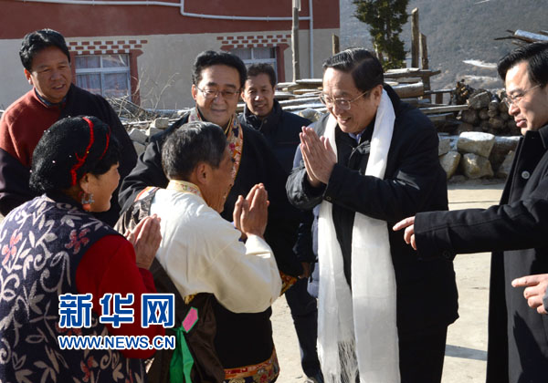 2013年1月7日，俞正聲來到四川省甘孜藏族自治州爐城鎮(zhèn)老榆林村黨支部書記龔先彬家，了解當(dāng)?shù)厝罕娚a(chǎn)生活情況和基層黨組織建設(shè)情況。新華社記者 馬占成 攝