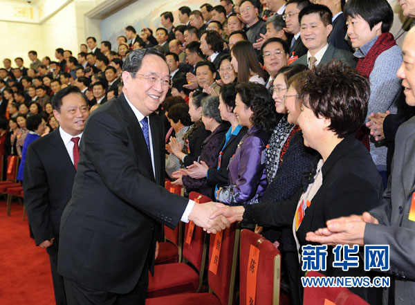 2012年12月17日，第九次全國臺灣同胞代表會議在北京開幕。俞正聲出席會議并講話。這是俞正聲親切會見與會代表。 新華社記者 李濤攝