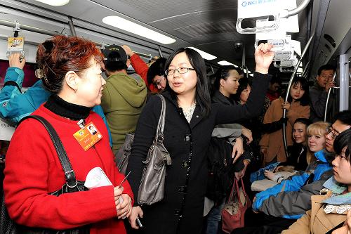 3月11日，全國政協(xié)委員高培芬、趙秀君分別乘坐地鐵、駕車，在周一早高峰時段從北京宣武門出發(fā)前往前門，體驗北京的交通狀況。最后，乘坐地鐵和開車分別耗時16分鐘和27分鐘。雖然不足3公里的路程并不能全面反映北京交通的整體現(xiàn)狀，但此次體驗，讓一直在思考如何實現(xiàn)便捷出行的委員們，有了更貼近現(xiàn)實的體會。這是全國政協(xié)委員高培芬（左）在北京體驗地鐵出行。新華社記者 何俊昌 攝