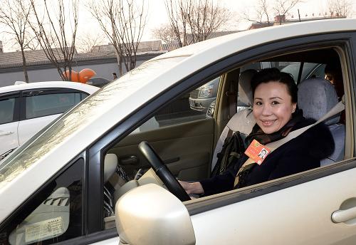3月11日，全國政協(xié)委員高培芬、趙秀君分別乘坐地鐵、駕車，在周一早高峰時段從北京宣武門出發(fā)前往前門，體驗北京的交通狀況。最后，乘坐地鐵和開車分別耗時16分鐘和27分鐘。雖然不足3公里的路程并不能全面反映北京交通的整體現(xiàn)狀，但此次體驗，讓一直在思考如何實現(xiàn)便捷出行的委員們，有了更貼近現(xiàn)實的體會。這是全國政協(xié)委員趙秀君駕車體驗北京交通。新華社記者 金良快 攝