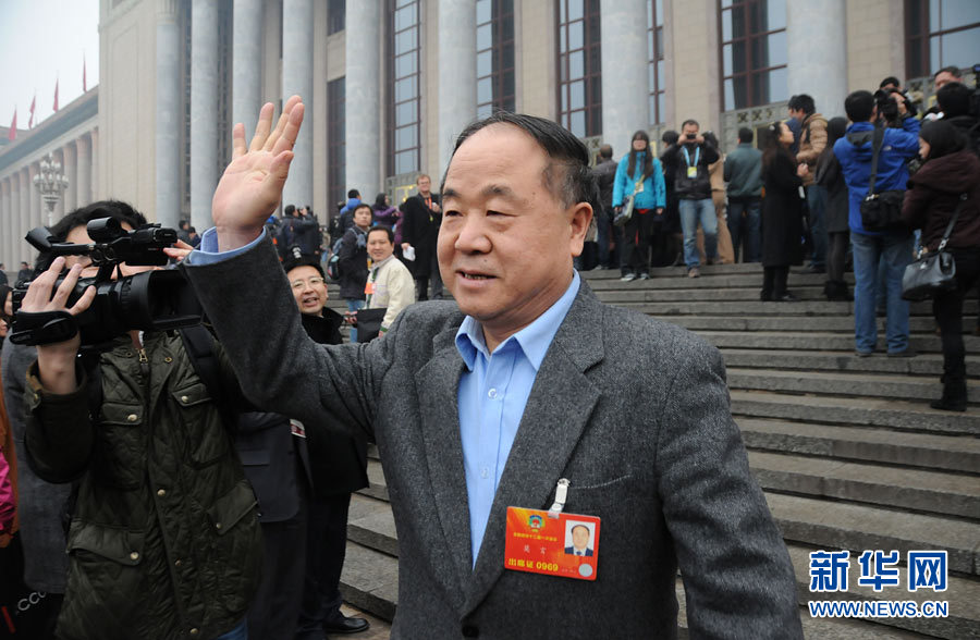 3月12日， 全國政協(xié)十二屆一次會議在人民大會堂舉行閉幕會。圖為大會結(jié)束后，全國政協(xié)委員莫言離開會場時向記者揮手告別。新華網(wǎng) 翟子赫 攝
