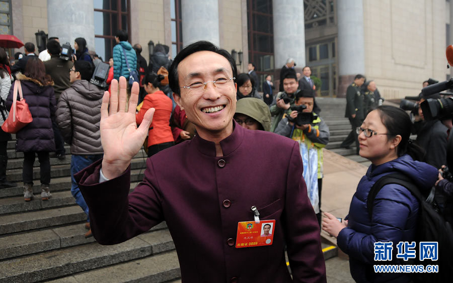 3月12日， 全國政協(xié)十二屆一次會議在人民大會堂舉行閉幕會。圖為大會結束后，全國政協(xié)委員鞏漢林離開會場時向記者揮手告別。新華網(wǎng) 翟子赫 攝