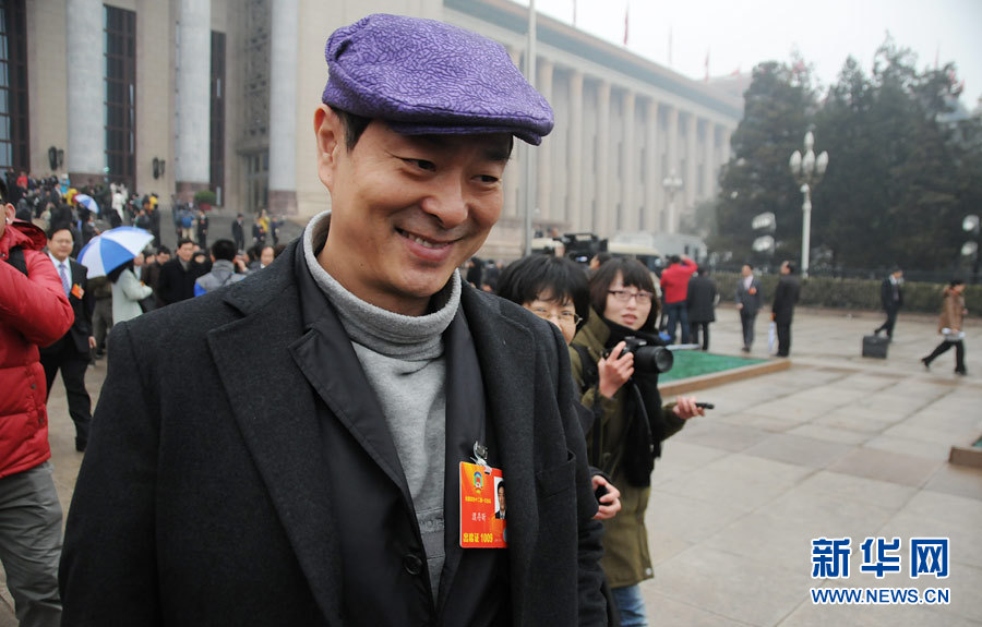 3月12日， 全國(guó)政協(xié)十二屆一次會(huì)議在人民大會(huì)堂舉行閉幕會(huì)。圖為大會(huì)結(jié)束后，全國(guó)政協(xié)委員濮存昕離開(kāi)大會(huì)堂。新華網(wǎng) 翟子赫 攝