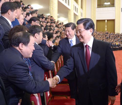 3月12日，中國人民政治協(xié)商會(huì)議第十二屆全國委員會(huì)第一次會(huì)議在北京閉幕。閉幕會(huì)后，胡錦濤、習(xí)近平等黨和國家領(lǐng)導(dǎo)人與出席會(huì)議的政協(xié)委員們親切握手并合影留念。新華社記者 李學(xué)仁 攝